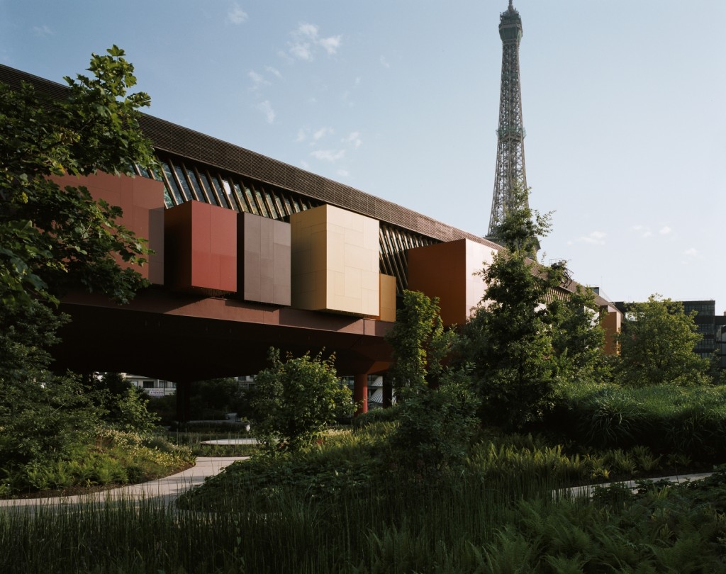 Musée du quai Branly. Vue sur le bâtiment Musée. Printemps 2009. Scénographie réalisée par le jardinier, paysagiste et botaniste Gilles Clément.