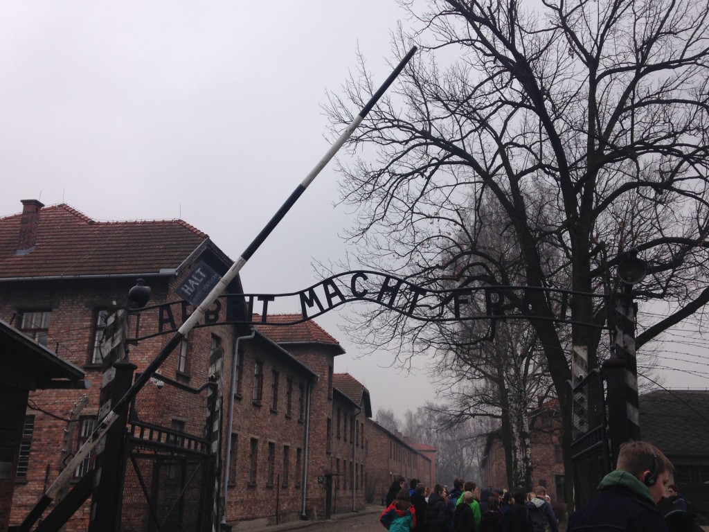 Emotion et recueillement à Auschwitz (photographie d'Alexandra Revil)
